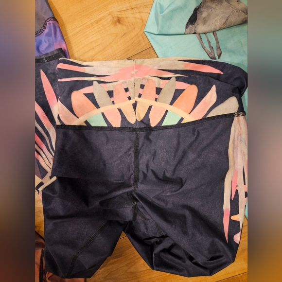 TEEKI LEGGINGS - 3 Size Med. Good pre-owned condition. - Picture 6 of 10